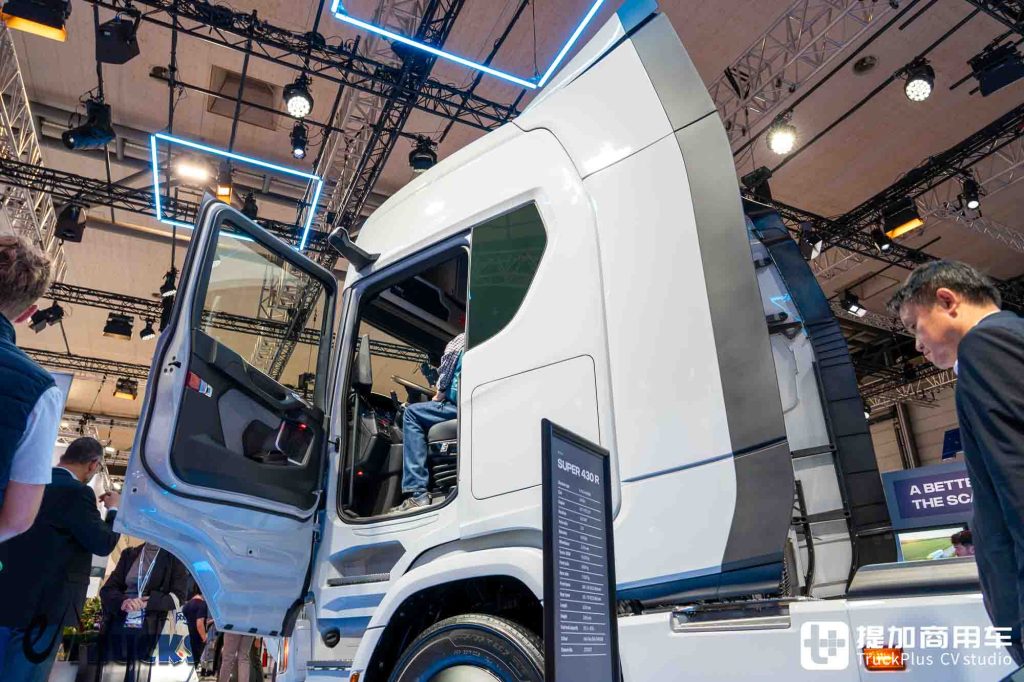 2026IAA：全新前脸、隐藏门把手，还有电子后视镜？斯堪尼亚新款Dynamic 430 R牵引车深度实拍评测