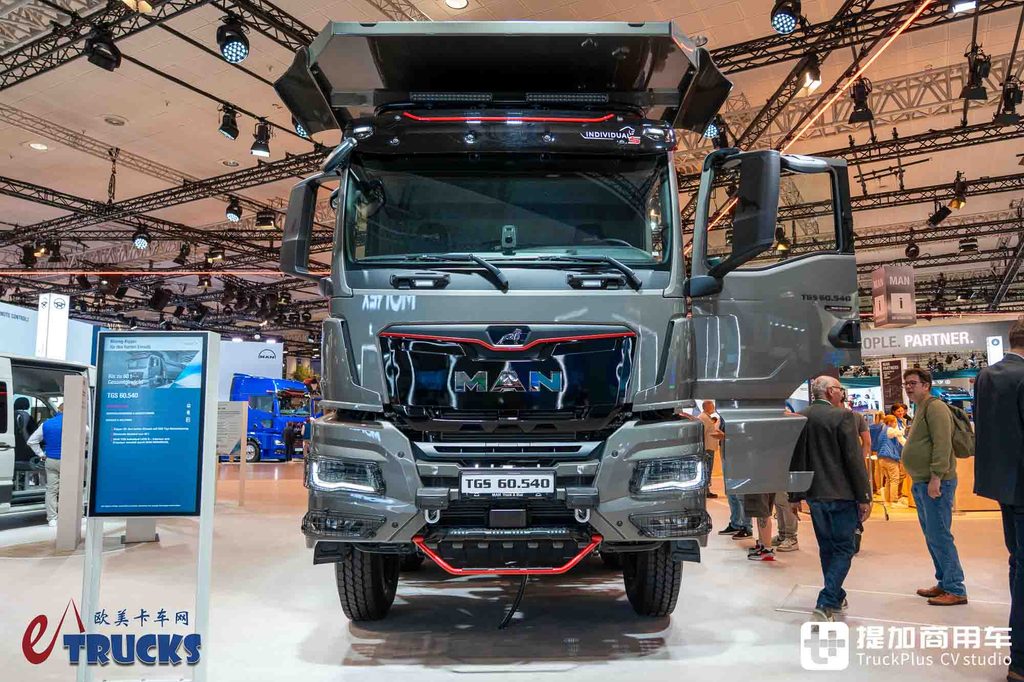 2026IAA:总重可达60吨!黑红定制套件加身,曼恩TGS 60.540矿用自卸车深度实拍评测