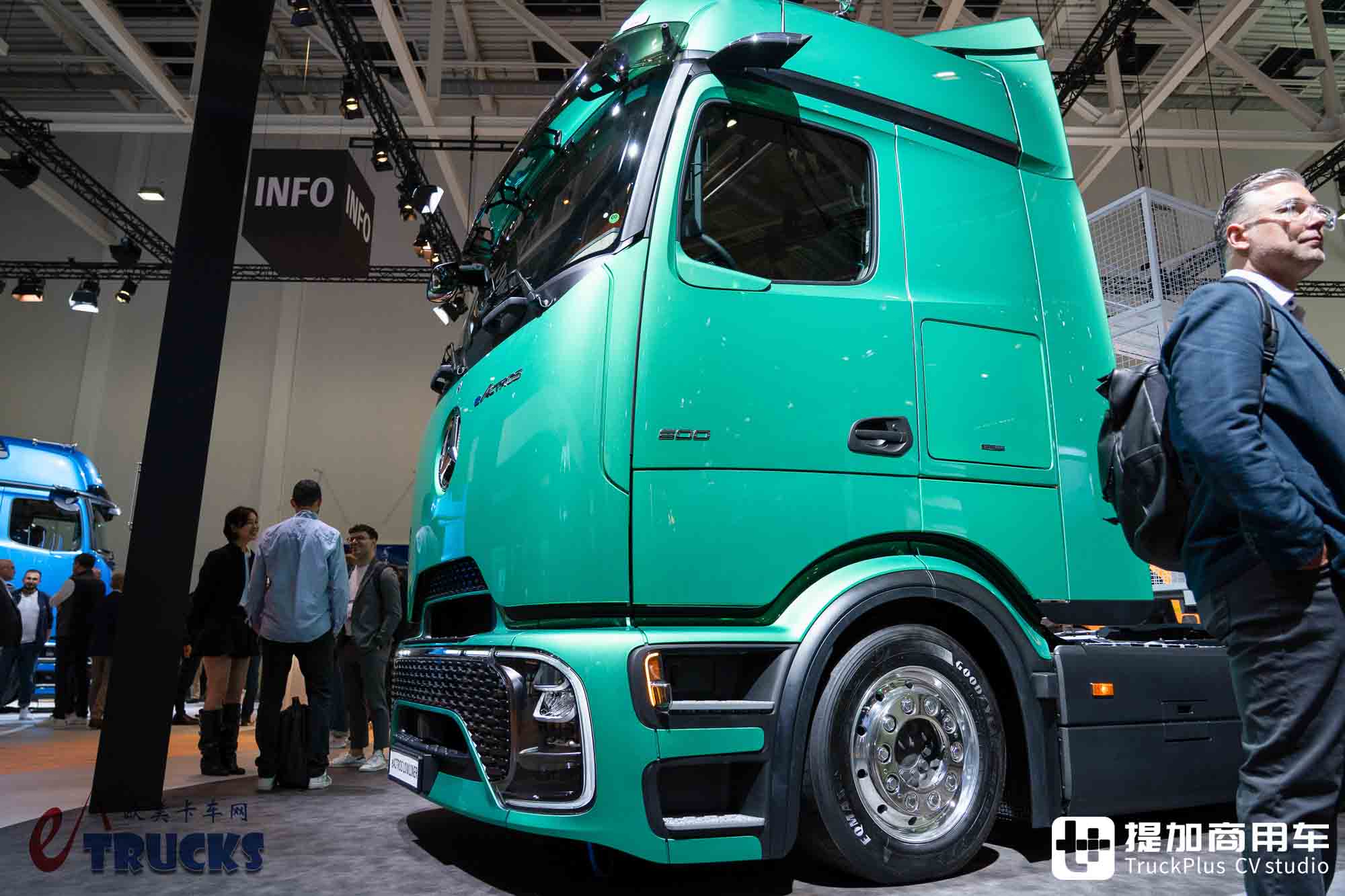 2026IAA:长途电动重卡也能玩低鞍座?奔驰eActros Lowliner牵引车深度实拍评测