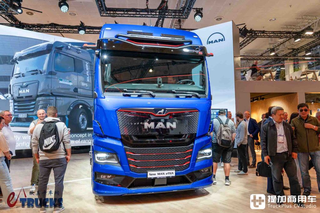 2026IAA：续航720公里！前脸加长12厘米，还带OK窗？曼恩新款eTGX电动重卡深度实拍评测