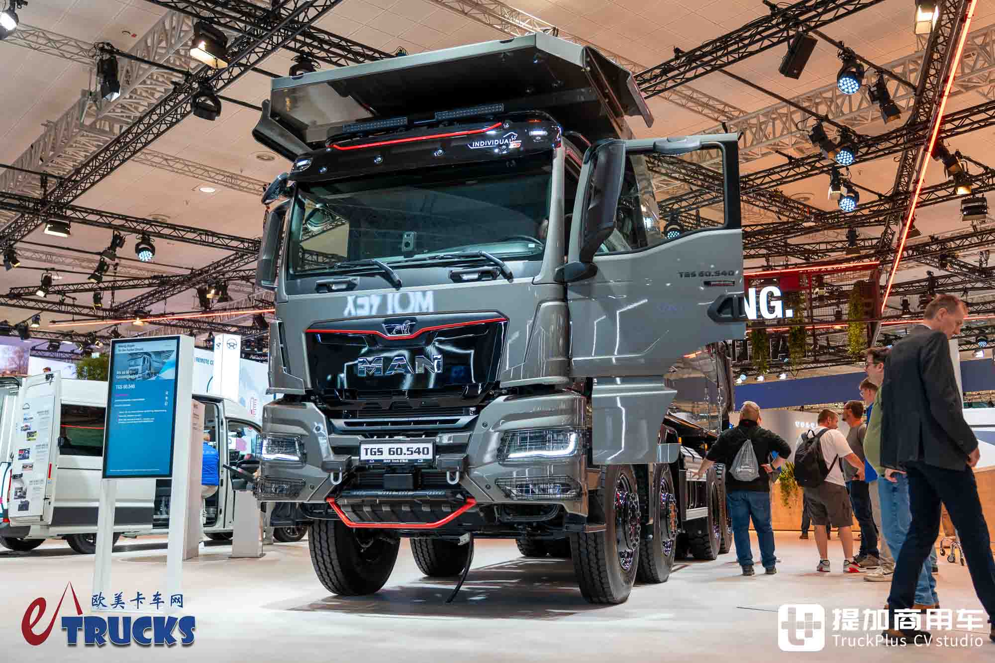 2026IAA：总重可达60吨！黑红定制套件加身，曼恩TGS 60.540矿用自卸车深度实拍评测