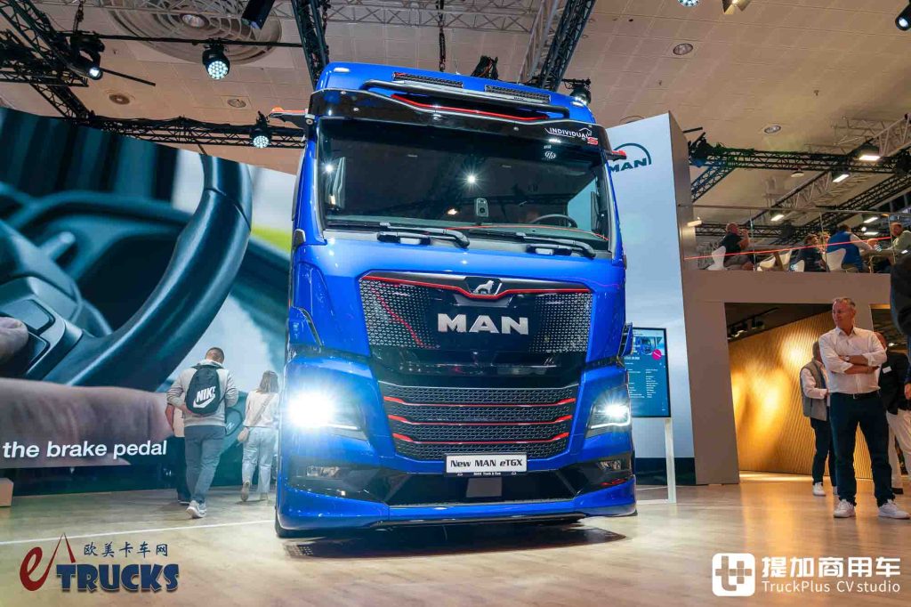 2026IAA：续航720公里！前脸加长12厘米，还带OK窗？曼恩新款eTGX电动重卡深度实拍评测