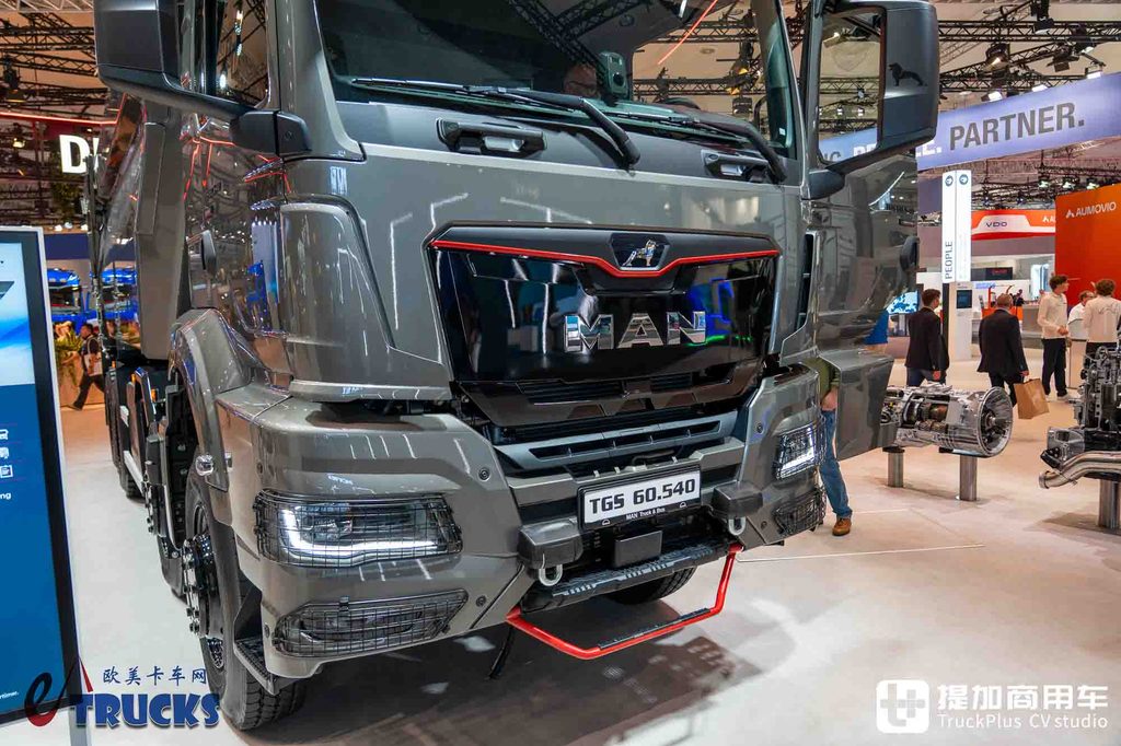 2026IAA:总重可达60吨!黑红定制套件加身,曼恩TGS 60.540矿用自卸车深度实拍评测