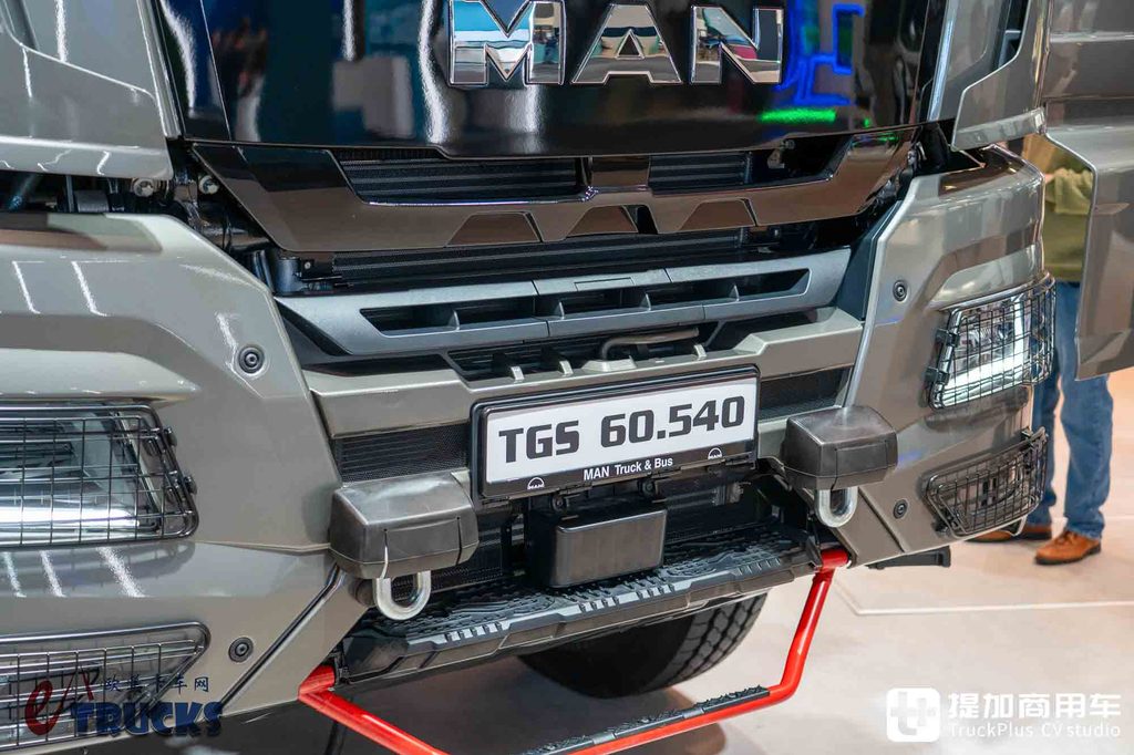 2026IAA:总重可达60吨!黑红定制套件加身,曼恩TGS 60.540矿用自卸车深度实拍评测