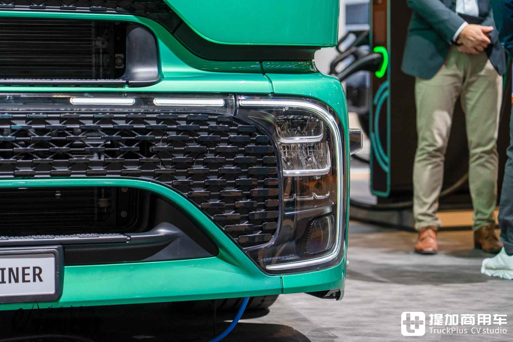 2026IAA:长途电动重卡也能玩低鞍座?奔驰eActros Lowliner牵引车深度实拍评测