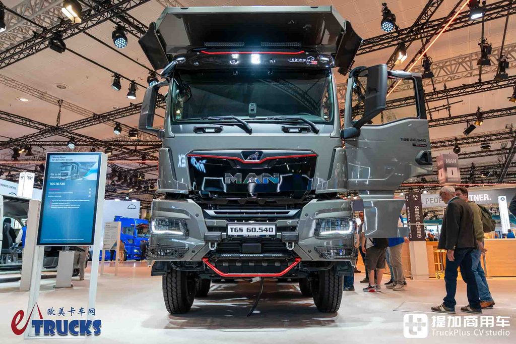 2026IAA:总重可达60吨!黑红定制套件加身,曼恩TGS 60.540矿用自卸车深度实拍评测
