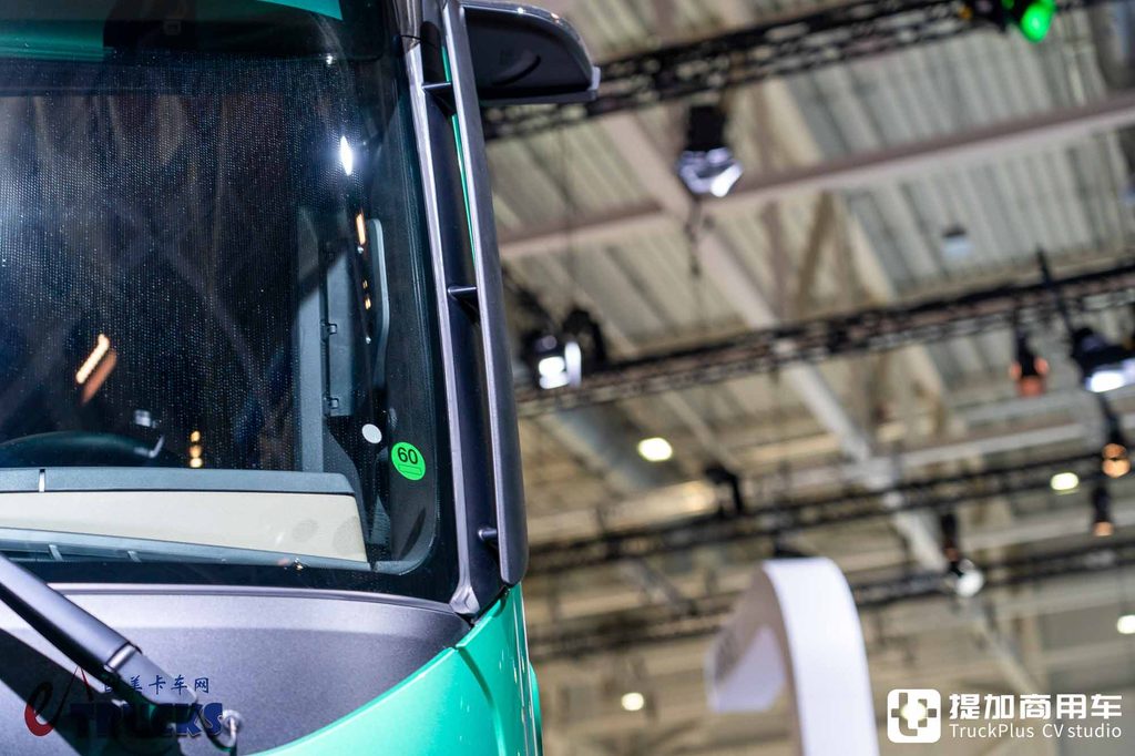 2026IAA:长途电动重卡也能玩低鞍座?奔驰eActros Lowliner牵引车深度实拍评测