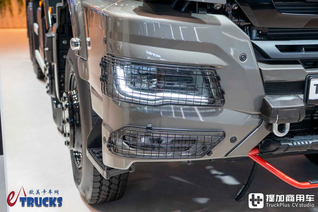 2026IAA:总重可达60吨!黑红定制套件加身,曼恩TGS 60.540矿用自卸车深度实拍评测
