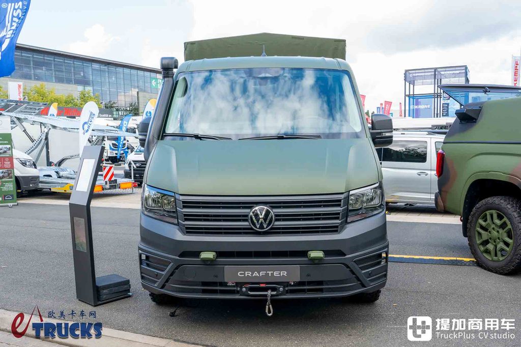 2026IAA：后排能放枪！绞盘、涉水喉全都有，军用版大众Crafter深度实拍解析