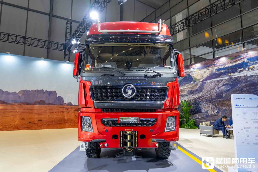 国产最强大件牵引车?8x8驱动+AT变速箱+660匹马力,陕汽德龙X5000大件车深度实拍
