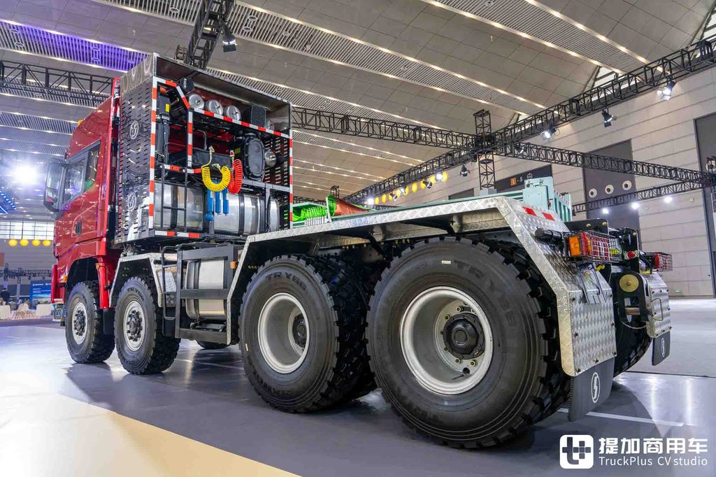 国产最强大件牵引车?8x8驱动+AT变速箱+660匹马力,陕汽德龙X5000大件车深度实拍