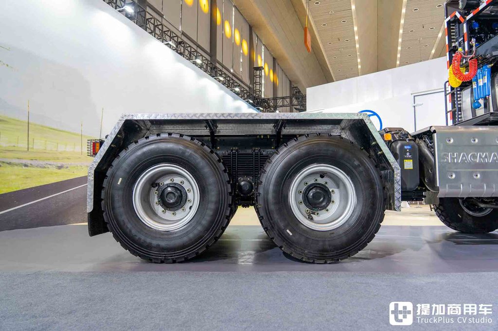 国产最强大件牵引车?8x8驱动+AT变速箱+660匹马力,陕汽德龙X5000大件车深度实拍