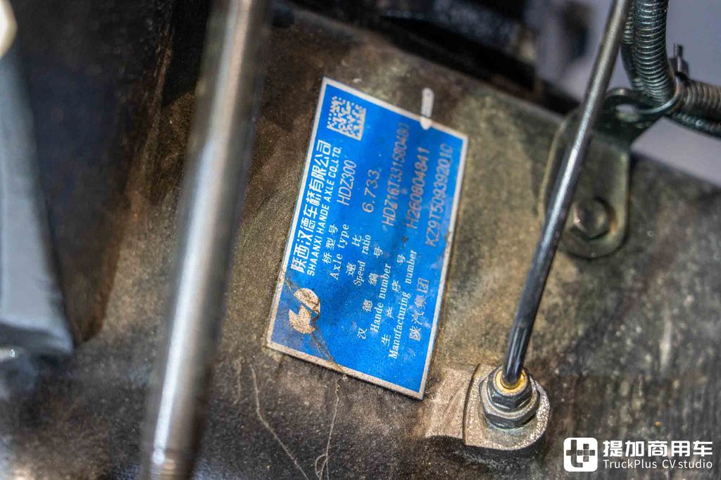 国产最强大件牵引车?8x8驱动+AT变速箱+660匹马力,陕汽德龙X5000大件车深度实拍