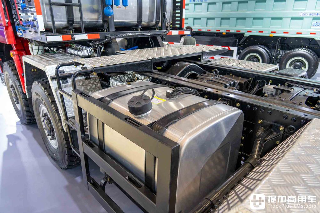 国产最强大件牵引车?8x8驱动+AT变速箱+660匹马力,陕汽德龙X5000大件车深度实拍