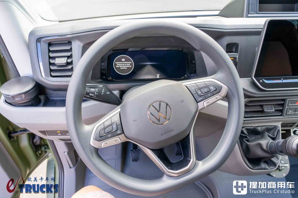 2026IAA：后排能放枪！绞盘、涉水喉全都有，军用版大众Crafter深度实拍解析