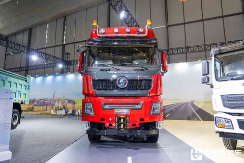 国产最强大件牵引车？8x8驱动+AT变速箱+660匹马力，陕汽德龙X5000大件车深度实拍