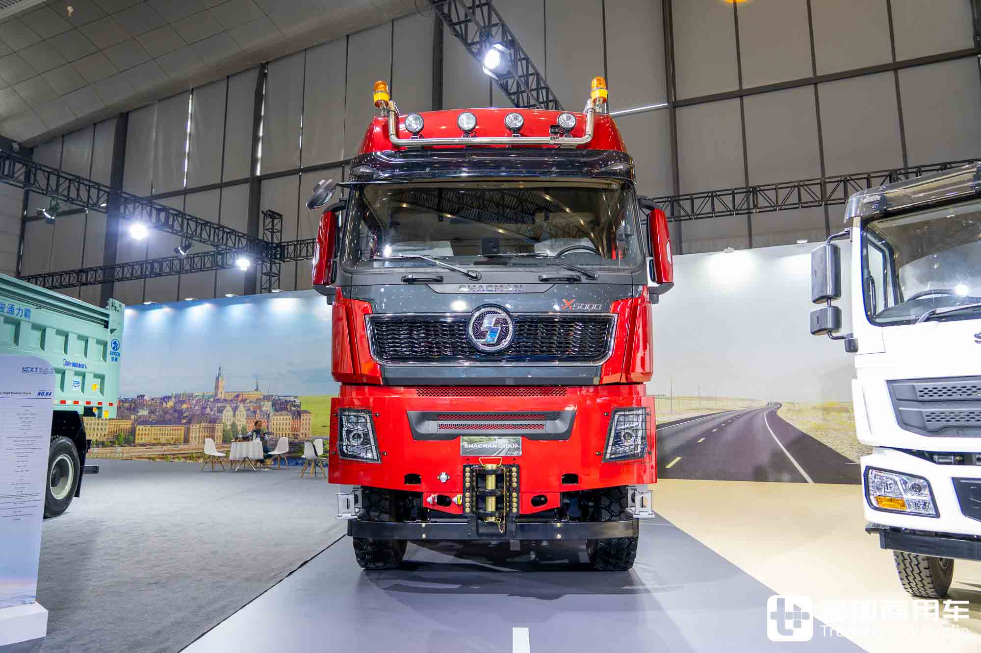 国产最强大件牵引车？8×8驱动+AT变速箱+660匹马力，陕汽德龙X5000大件车深度实拍