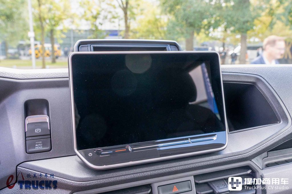 2026IAA：后排能放枪！绞盘、涉水喉全都有，军用版大众Crafter深度实拍解析