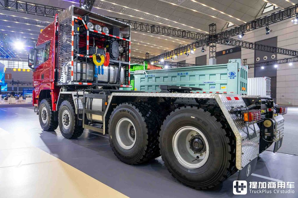 国产最强大件牵引车?8x8驱动+AT变速箱+660匹马力,陕汽德龙X5000大件车深度实拍