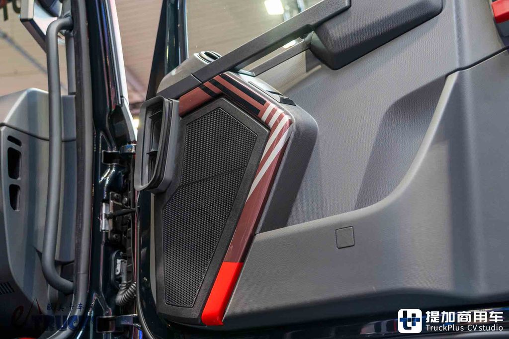 2026IAA：全球限量30台！法式浪漫拉满？雷诺T-High终极版深度实拍评测