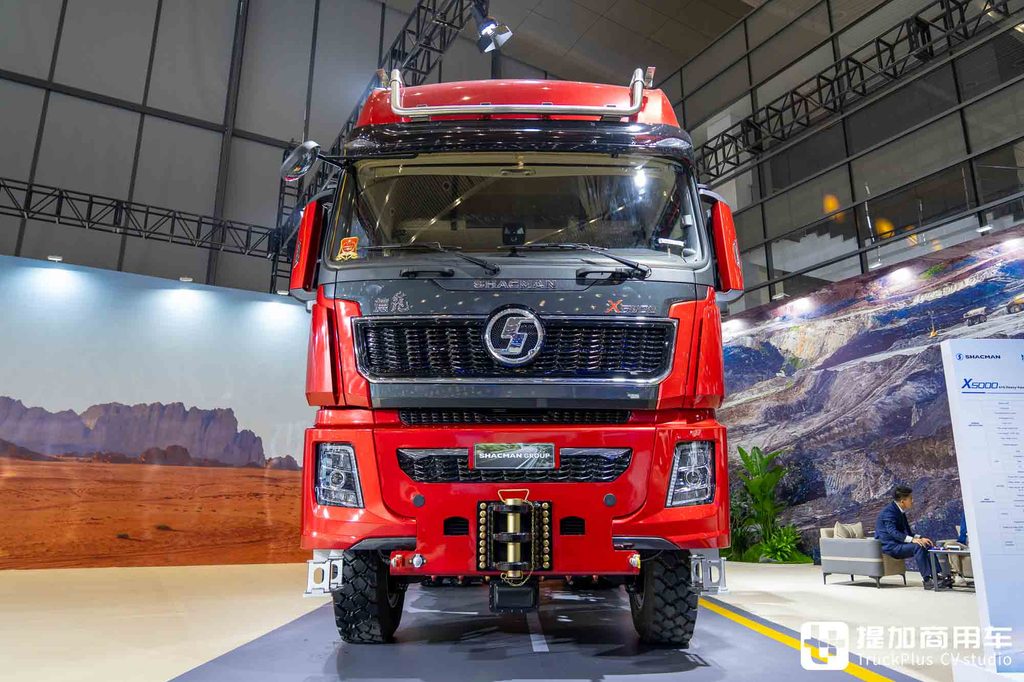 国产最强大件牵引车?8x8驱动+AT变速箱+660匹马力,陕汽德龙X5000大件车深度实拍