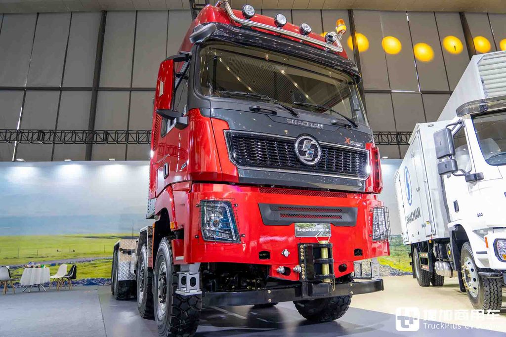 国产最强大件牵引车?8x8驱动+AT变速箱+660匹马力,陕汽德龙X5000大件车深度实拍