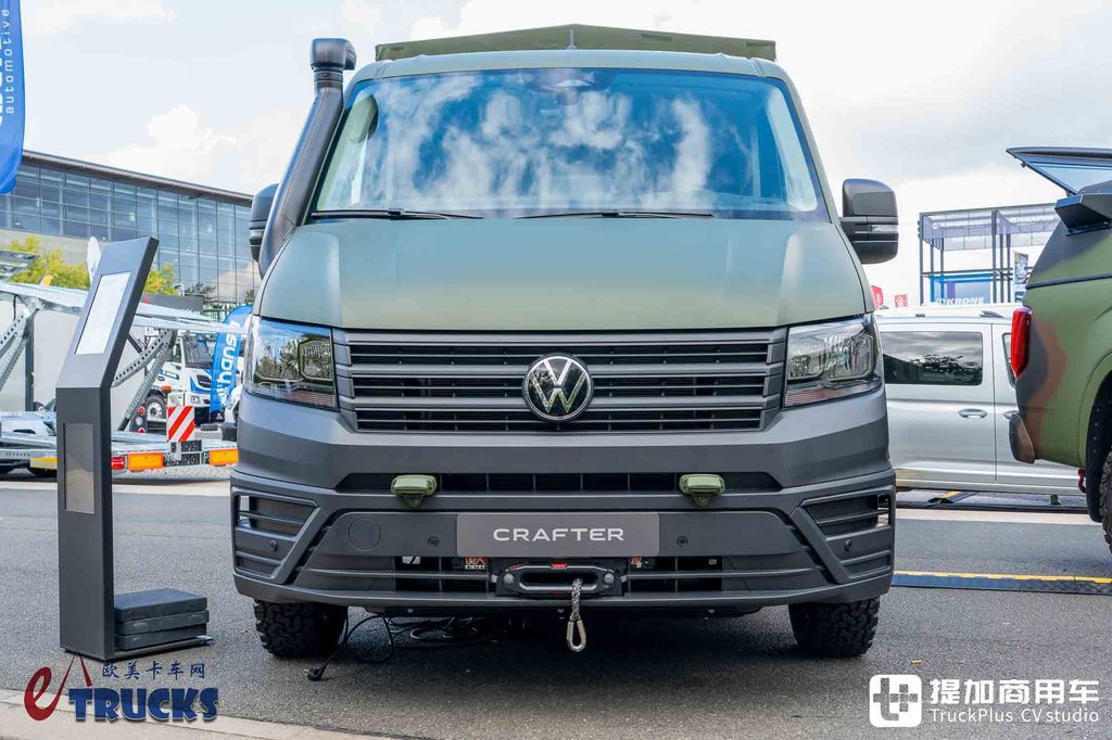 2026IAA：后排能放枪！绞盘、涉水喉全都有，军用版大众Crafter深度实拍解析