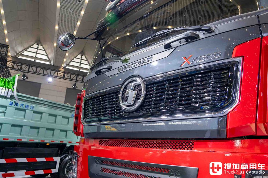 国产最强大件牵引车?8x8驱动+AT变速箱+660匹马力,陕汽德龙X5000大件车深度实拍