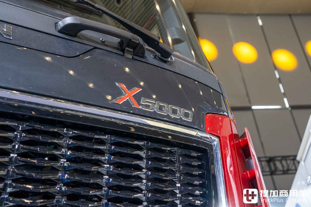 国产最强大件牵引车?8x8驱动+AT变速箱+660匹马力,陕汽德龙X5000大件车深度实拍