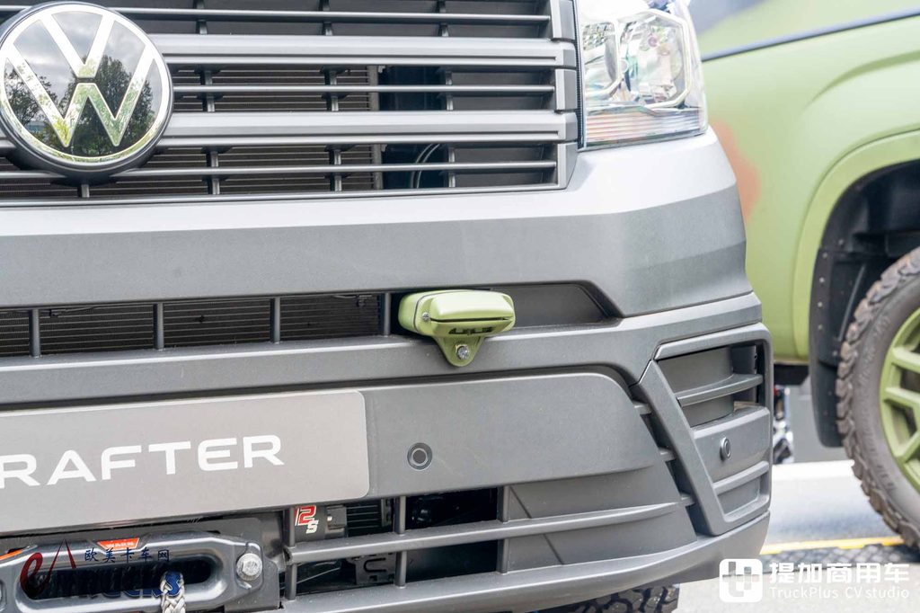 2026IAA：后排能放枪！绞盘、涉水喉全都有，军用版大众Crafter深度实拍解析