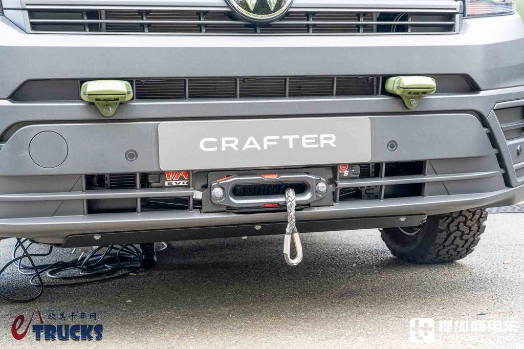 2026IAA：后排能放枪！绞盘、涉水喉全都有，军用版大众Crafter深度实拍解析
